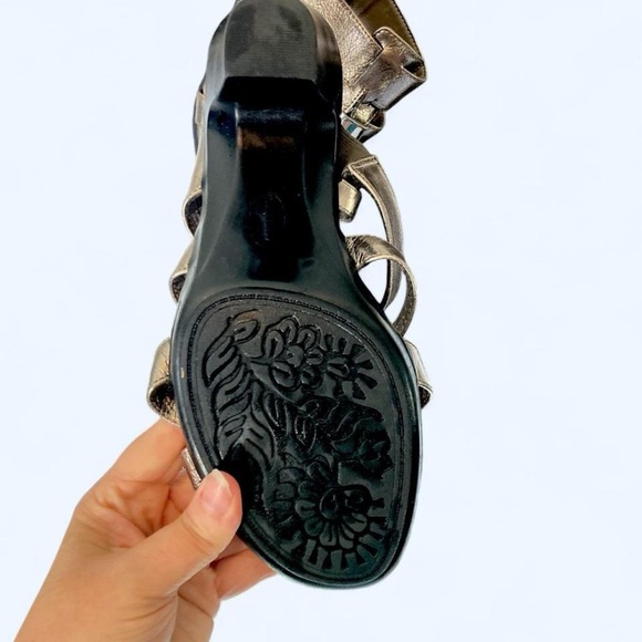 Kohl's Silver Sandals with Crisscross Straps 10 - Picture 3 of 4